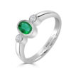 Anillo de oro con esmeralda ovalada y 2 diamantes talla brillante