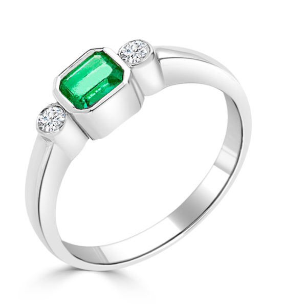 anillo de oro blanco con esmeralda octogonal y diamantes